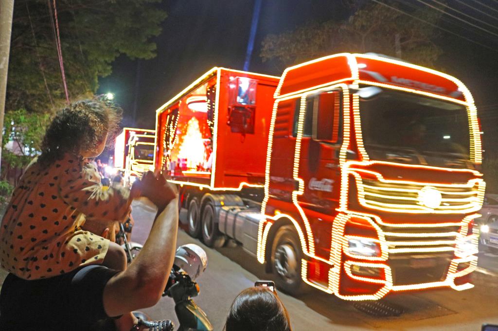 Caravana de Natal da Coca-Cola leva centenas às ruas em passagem por Limeira