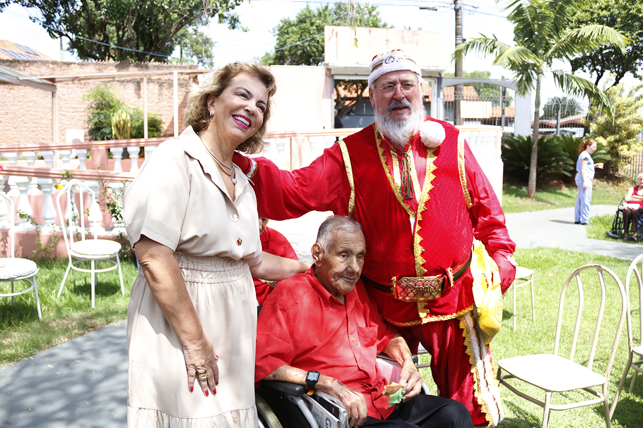 Árvore dos Sonhos leva o espírito de Natal a idosos abrigados