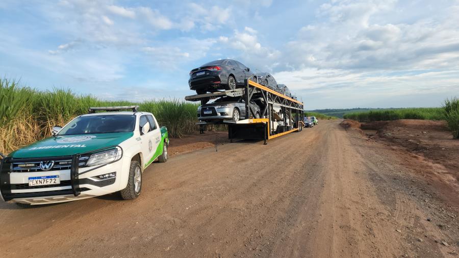 GCM localiza carreta cegonha com oito veículos roubados