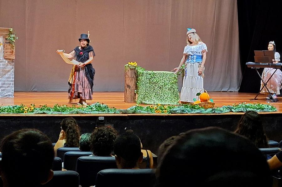 Dia do Contador de Histórias é celebrado com apresentações no Teatro Nair Bello