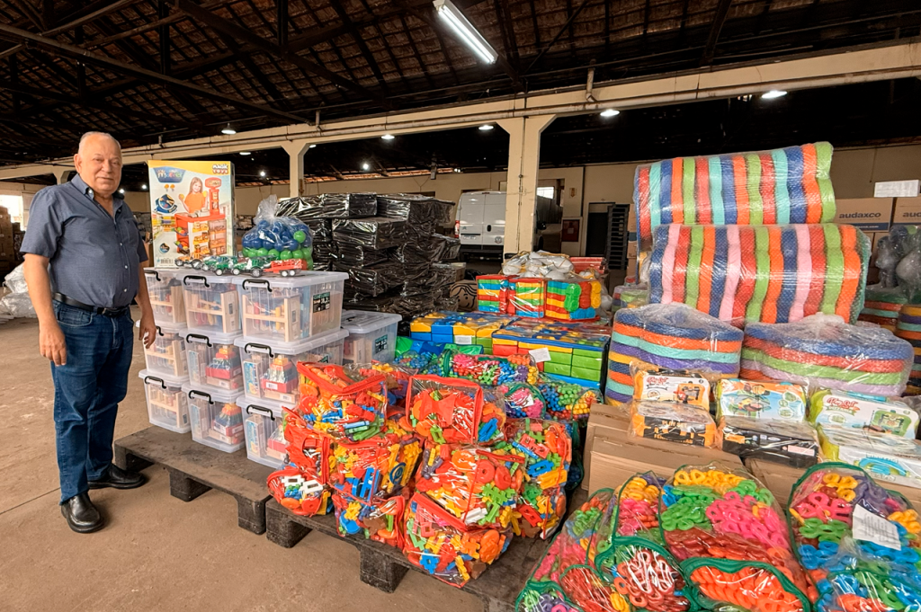 Escolas de Limeira recebem livros didáticos e brinquedos pedagógicos