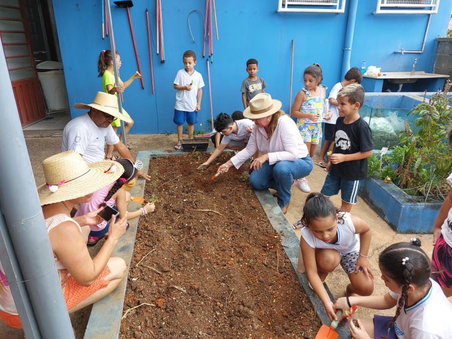 Secretária visita horta de escola no Cecap e incentiva trabalho em outras unidades