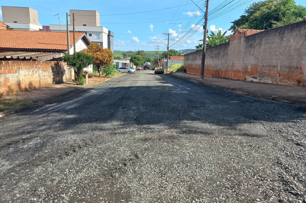 Prefeitura realiza remoção de pavimento asfáltico em vias do Jd. Alvorada