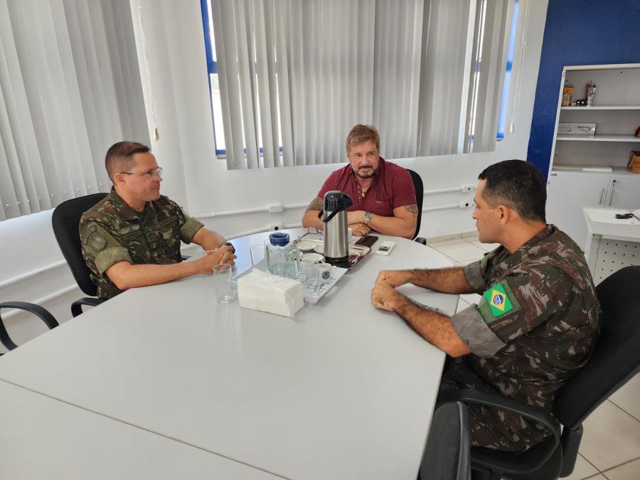 Secretário reforça parceria em reunião com instrutores do Tiro de Guerra