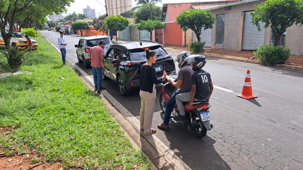 Barreira educativa no trânsito leva conscientização sobre descarte correto de resíduos