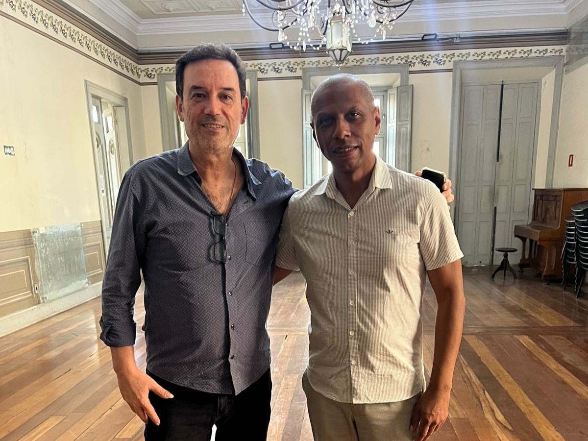 Mazinho Quevedo visita Secretaria de Cultura e inspira alunos de violão