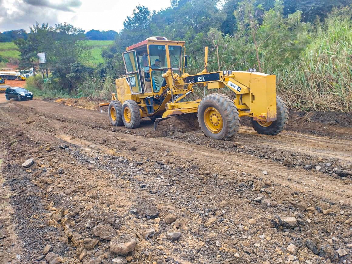 Prefeitura realiza manutenção na estrada rural que liga Limeira a Americana