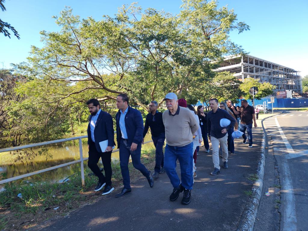 Prefeito e presidente do Sesc visitam obra; no local foram discutidos investimentos em parque próximo ao empreendimento