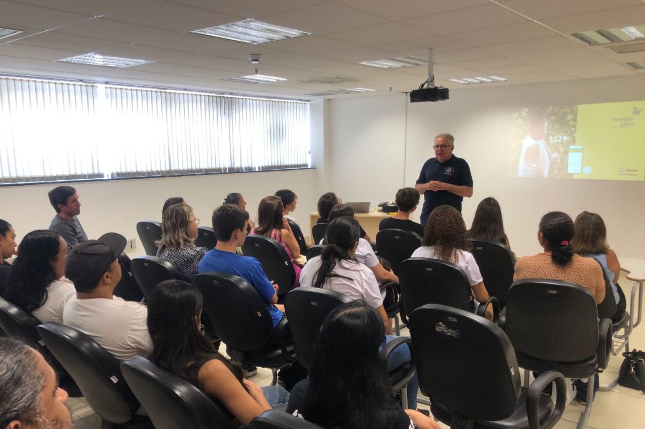 Pacientes e familiares recebem treinamento sobre sensor de glicemia