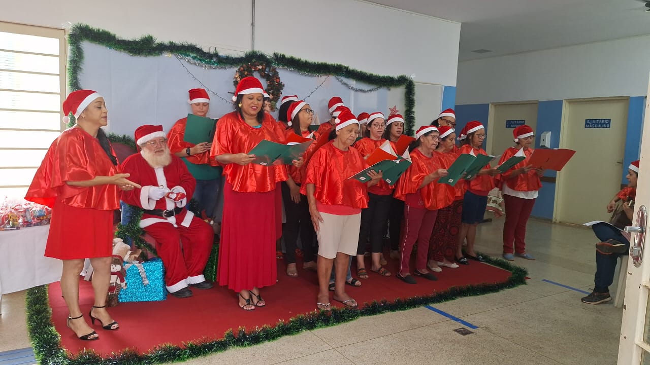 UBS recria espírito natalino com papai Noel, coral e presépio vivo