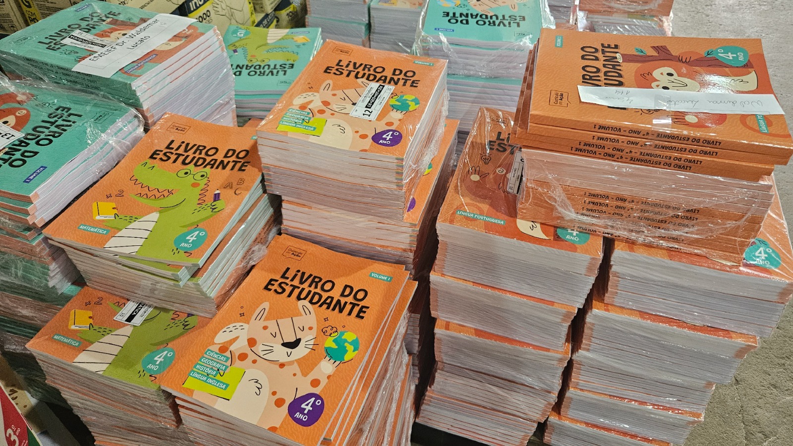 Escolas de Limeira recebem livros didáticos para alfabetização de alunos