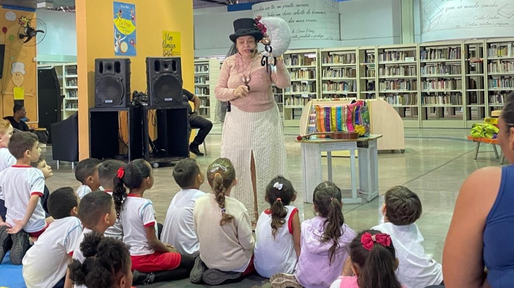 Biblioteca Municipal recebe contação de histórias com o grupo Recanto das Histórias