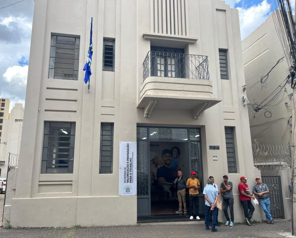 Empresa seleciona profissionais de jardinagem, motorista, tratorista e roçagem; saiba como participar