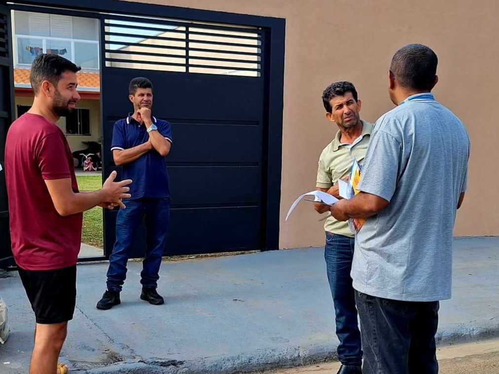 Equipe de educação ambiental orienta moradores do Palmeira Real