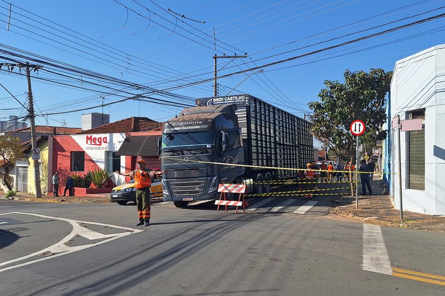 Caminhão enroscado em fiação elétrica interdita Rua Jacob Fanelli