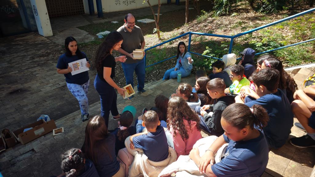 Alunos aprendem sobre a importância das abelhas em trilha monitorada
