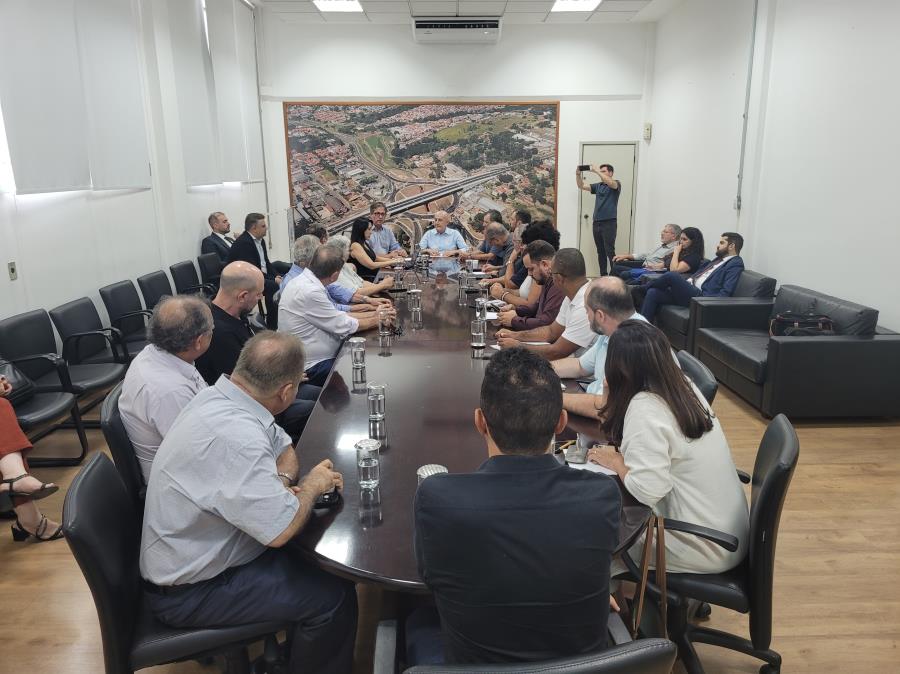 Comissão da Sociedade Civil faz primeira reunião para discutir crise financeira