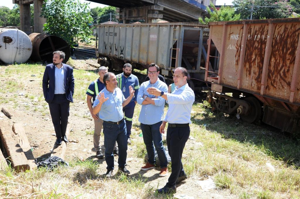 Prefeito cobra da Rumo cercamento e limpeza da área ferroviária no Centro