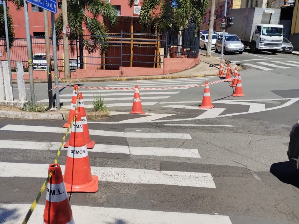 Rompimento de rede de água bloqueia rua no entorno da rodoviária