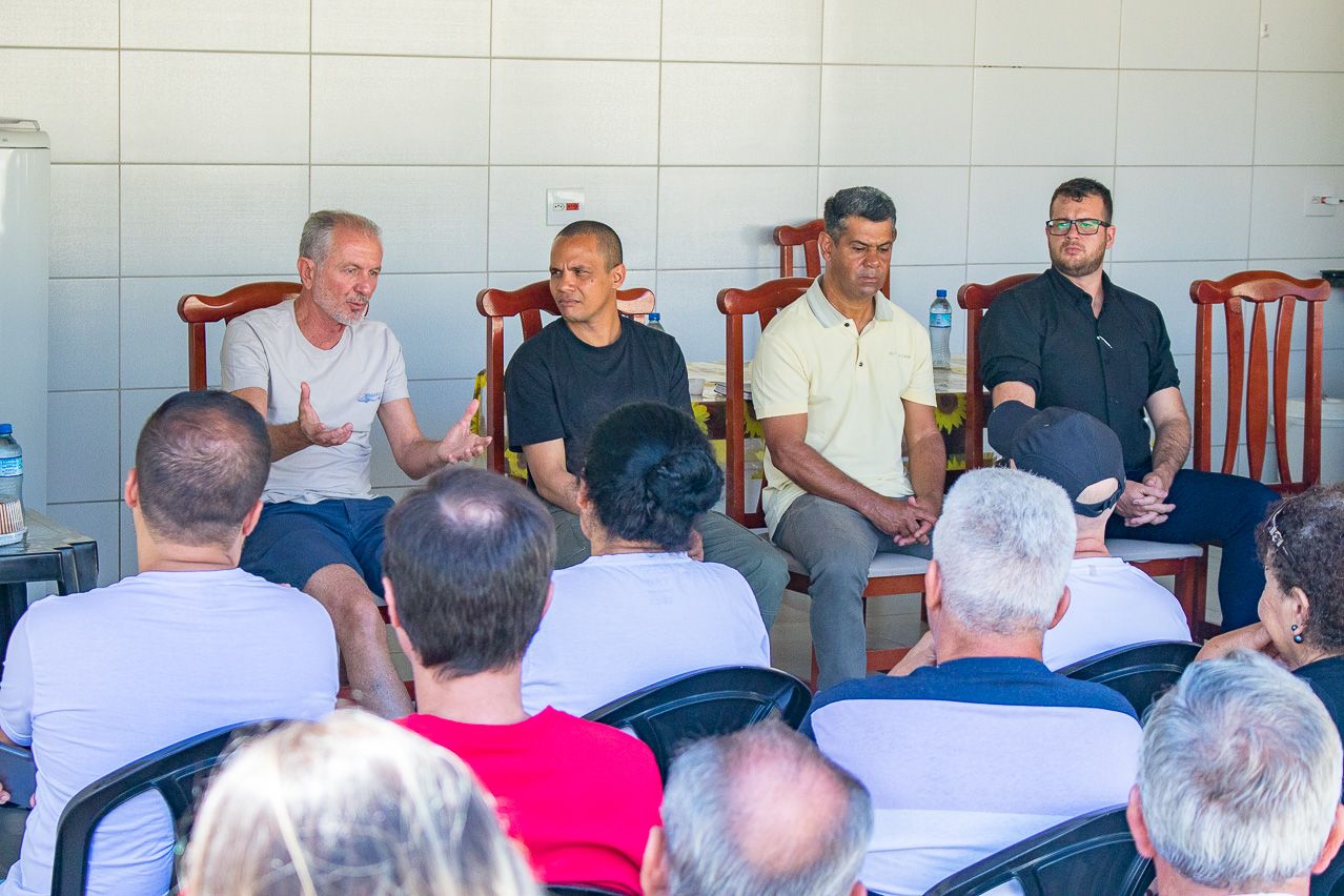 Prefeito acompanha assembleia de moradores do Estância Aquarius