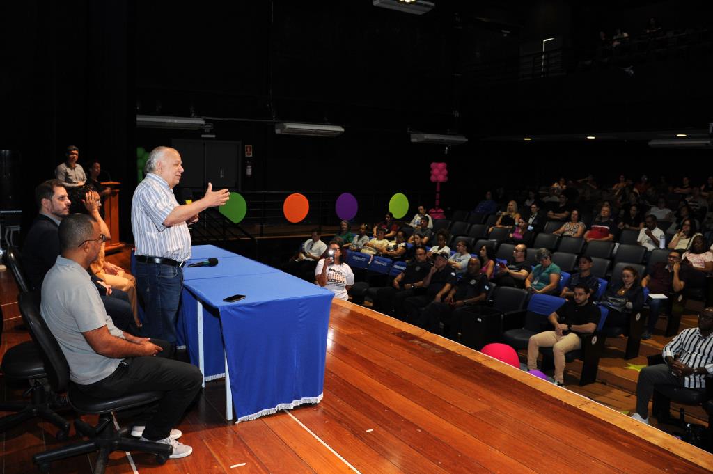 Abertura oficial da Semana Intercultural reúne equipe escolar e estudantes no Teatro Nair Bello