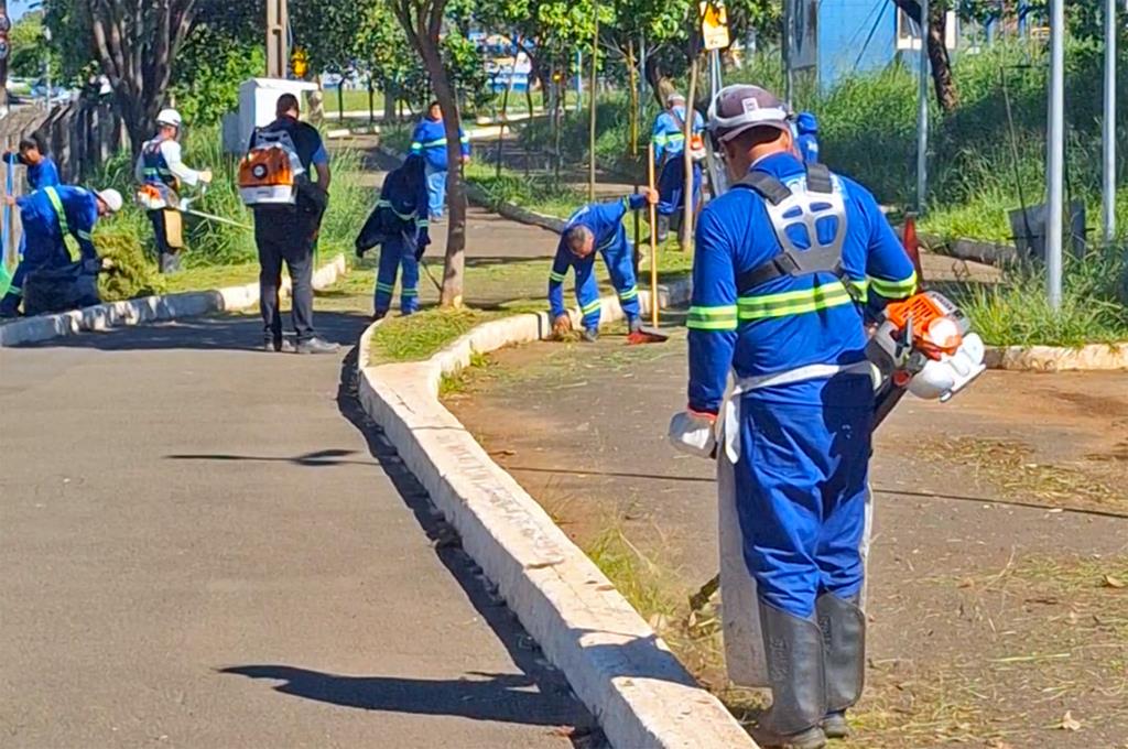 Mutirões de capinação reforçam limpeza urbana aos fins de semana em Limeira