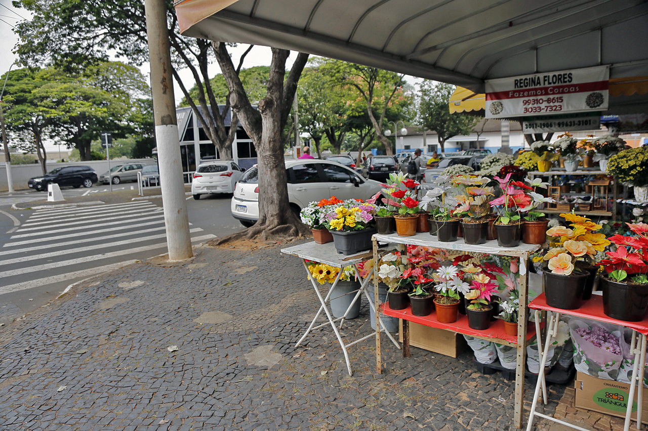 Meio Ambiente orienta ambulantes sobre venda de flores no Dia das Mães