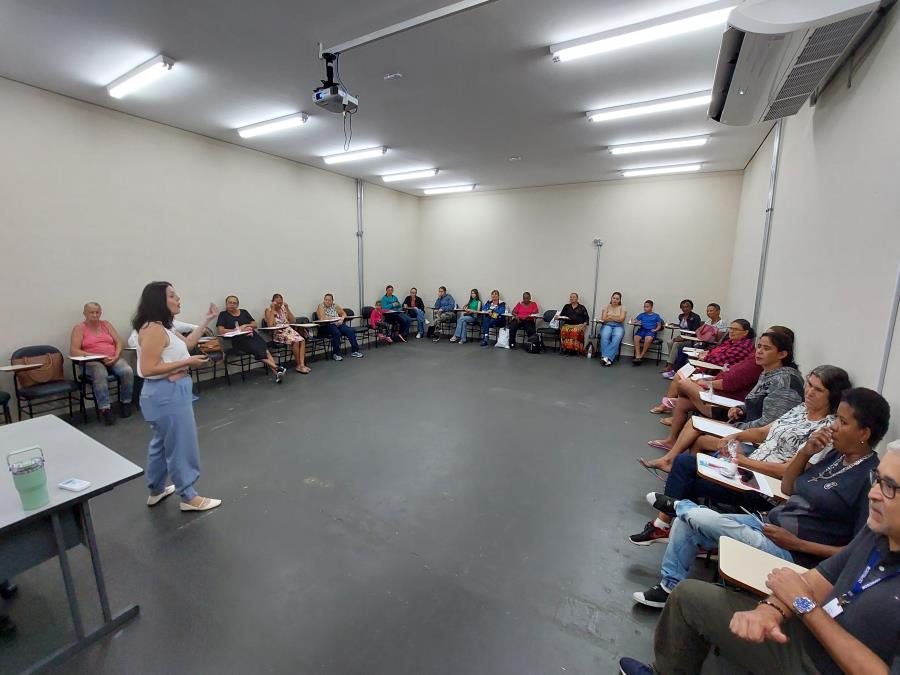 Recicladoras participam de palestra sobre autocuidado