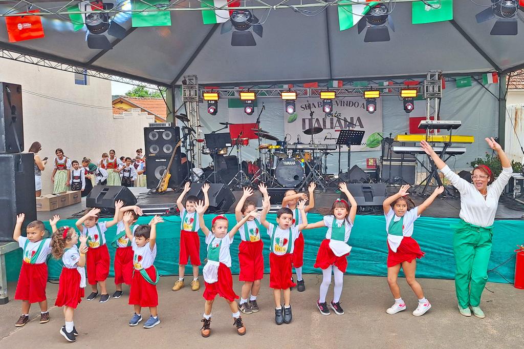 Alunos da Tenente Aviador se apresentam na 16ª Festa Italiana de Limeira