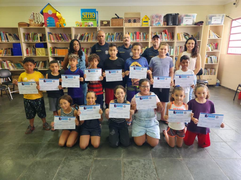 GCM entrega certificados do projeto "Guarda Amigo nas Férias" a alunos da rede municipal