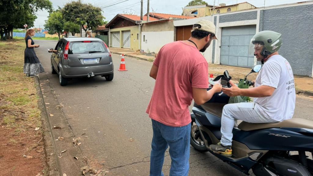 Prefeitura realiza barreira educativa sobre descarte correto de resíduos