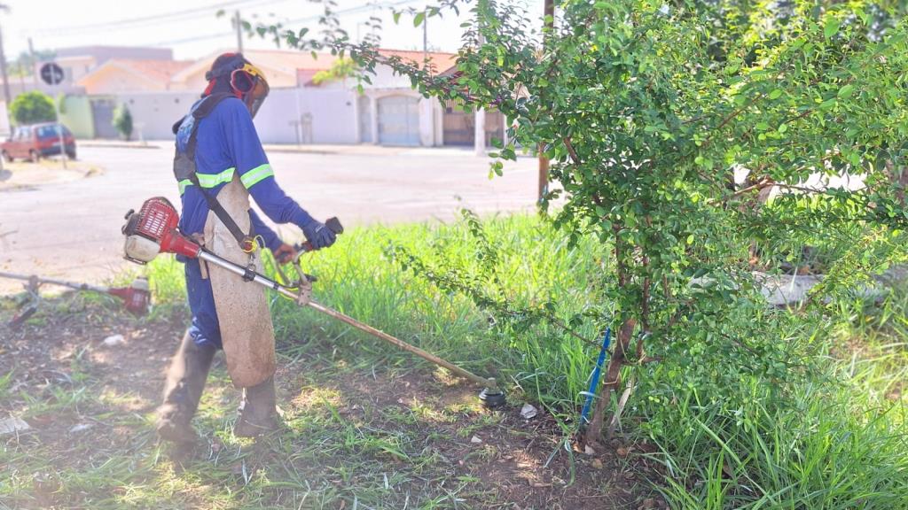 Prefeitura faz seleção para 100 vagas de emprego de roçador e auxiliar de jardinagem