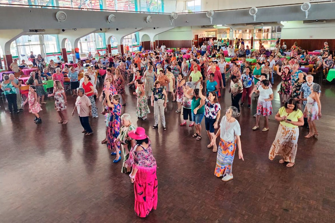 Baile da Primavera do Ceprosom reúne 800 idosos no Gran São João