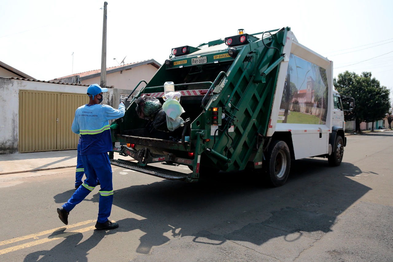 Onda de calor faz prefeitura antecipar horário da coleta de lixo