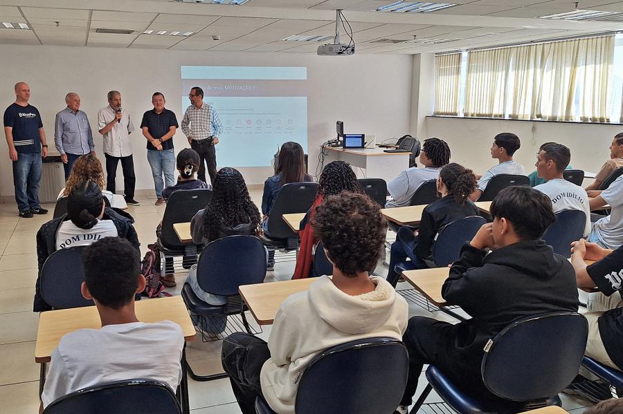 Vice-prefeito acompanha palestra da Fábrica de Inovação para alunos do Ensino Médio