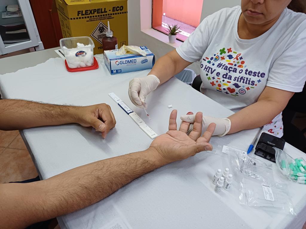 Semil oferece testagem rápida de HIV e sífilis a frequentadores do Bom Prato