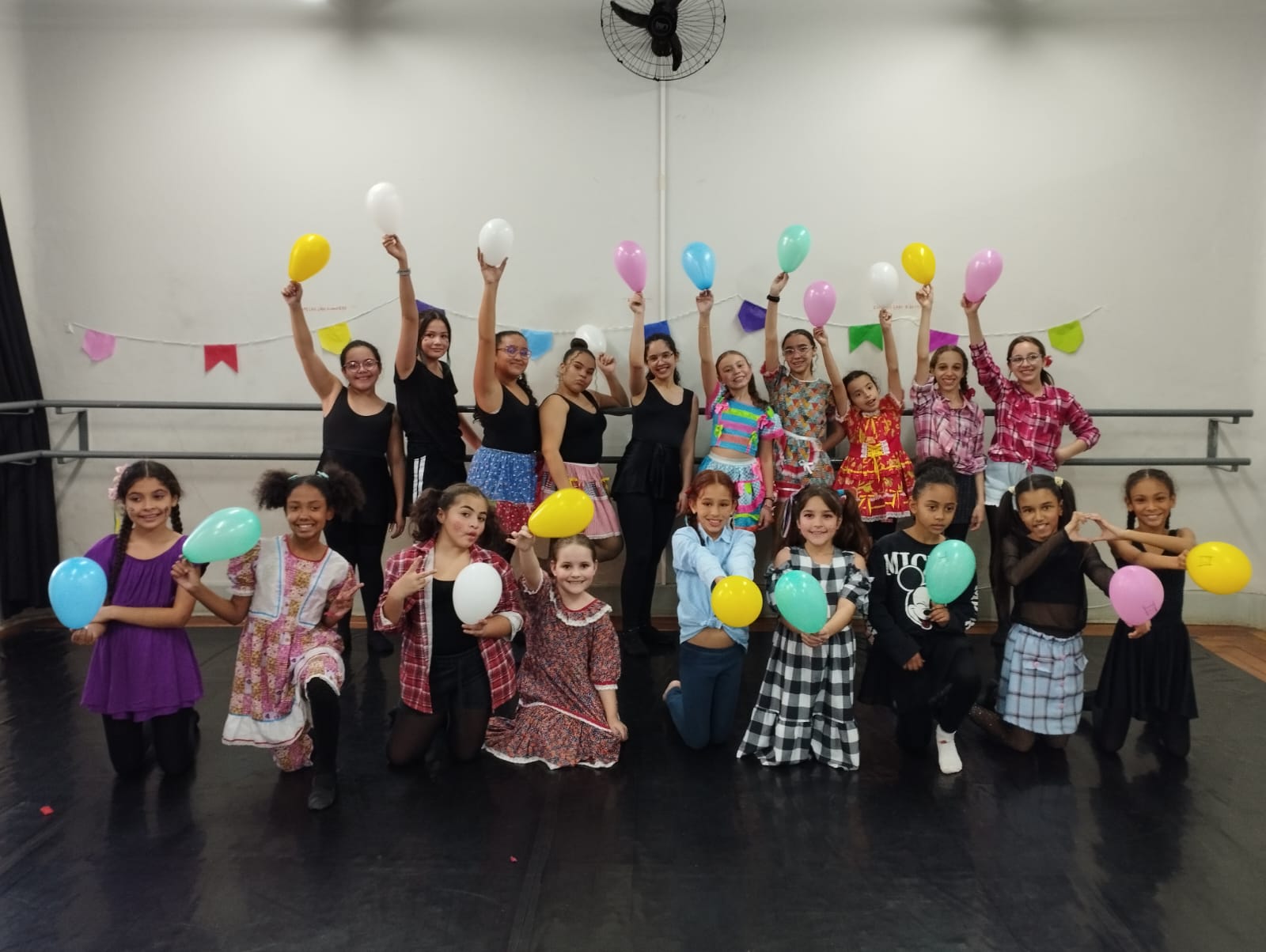 Alunos de dança têm aula temática de festa junina