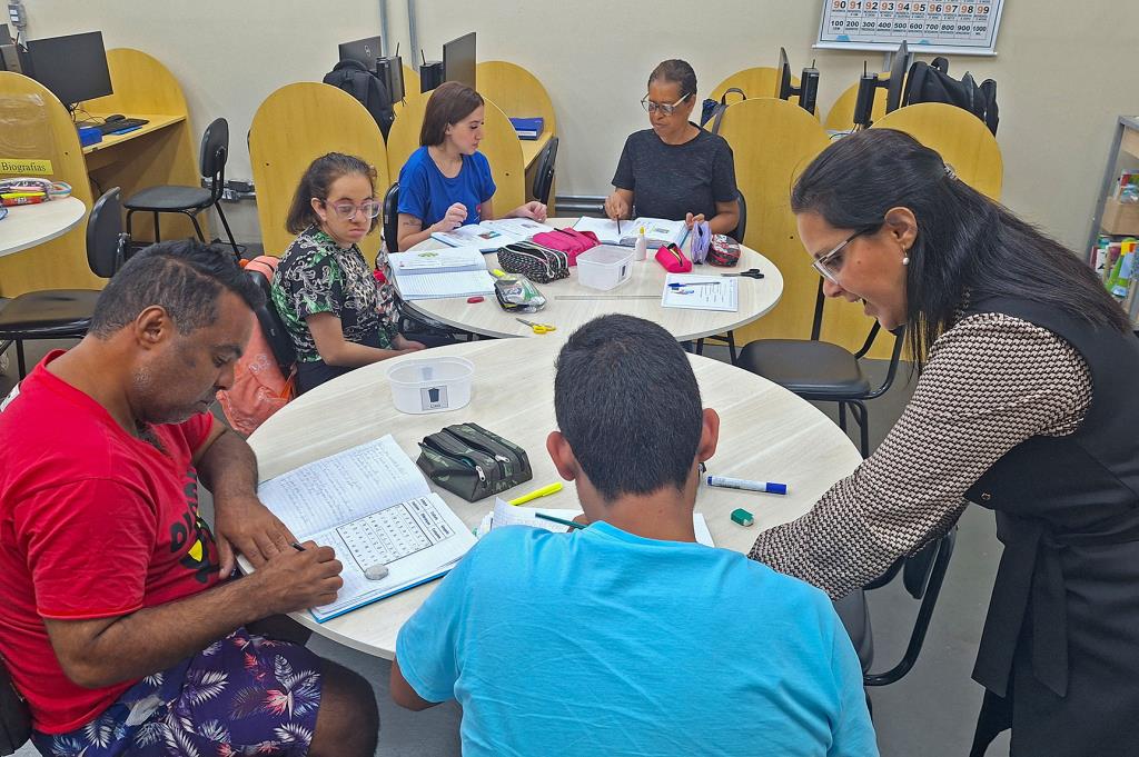 Alfabetização promove autonomia e autoestima para jovens e adultos