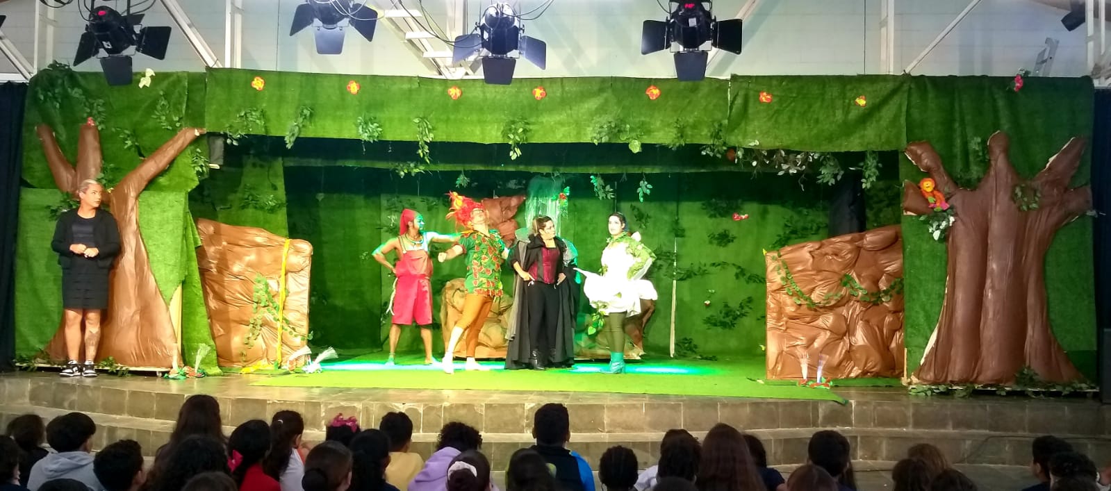 Alunos da escola Maria Madalena assistem à peça inspirada no folclore brasileiro