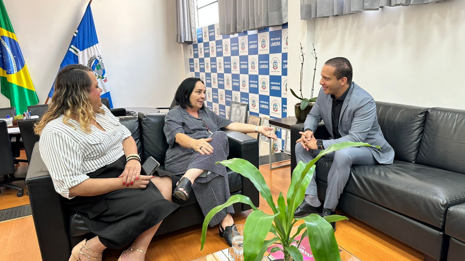 Deputada anuncia R$ 490 mil em emendas para Limeira durante reunião com o prefeito