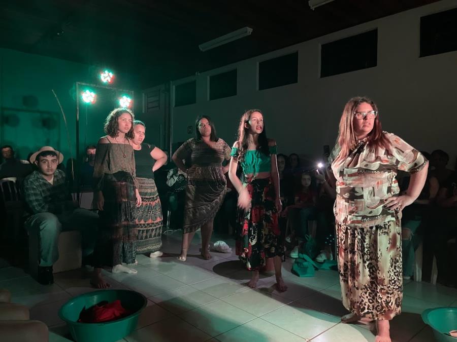 Alunos da Emcea sobem ao palco com apresentações de teatro, balé e violão nesta semana
