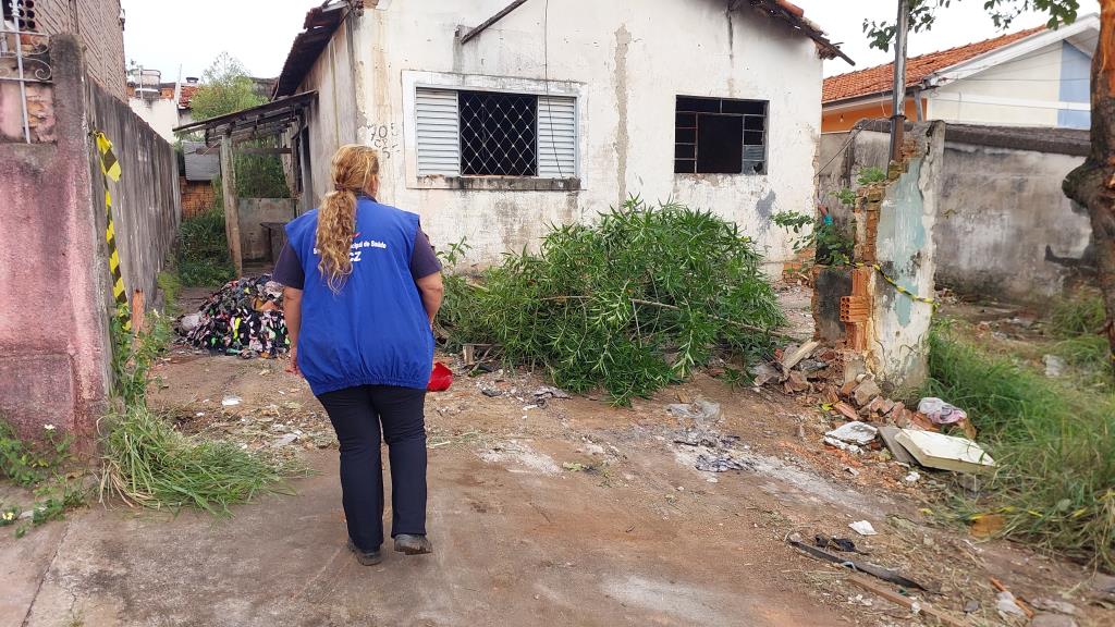 Prefeitura realiza limpeza compulsória em imóvel no Parque Hipólito