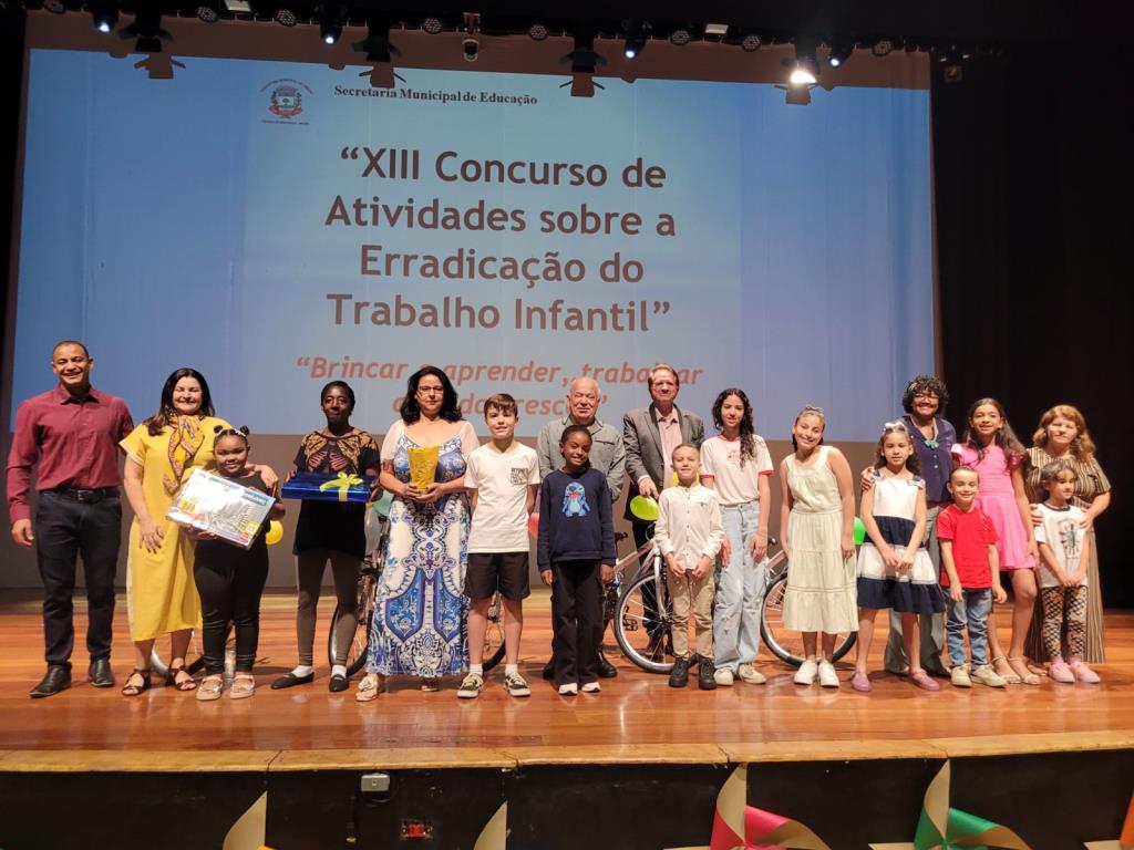 Alunos recebem premiação do concurso sobre a erradicação do trabalho infantil