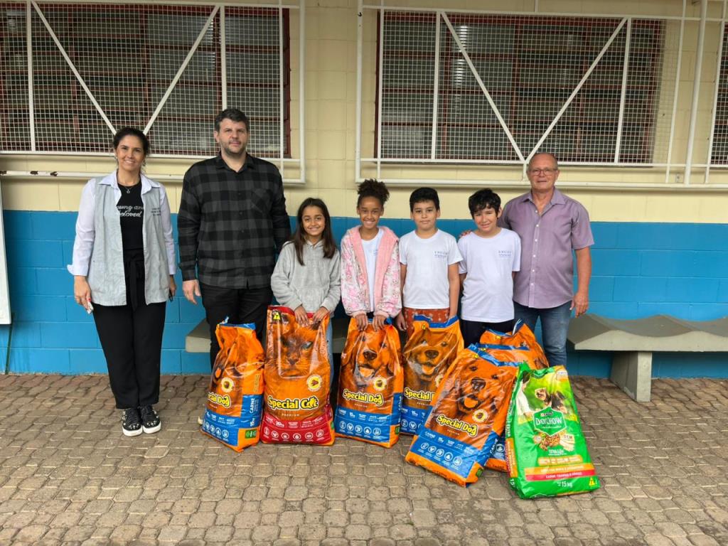 Alunos de escola municipal arrecadam ração para cães e gatos