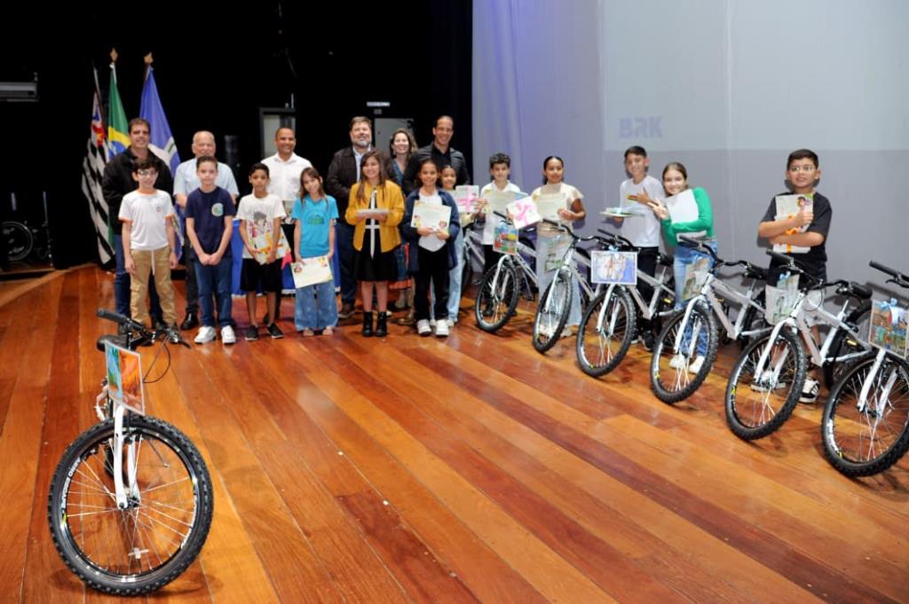 Alunos recebem premiação do concurso “Um Mundo Mais Colorido”
