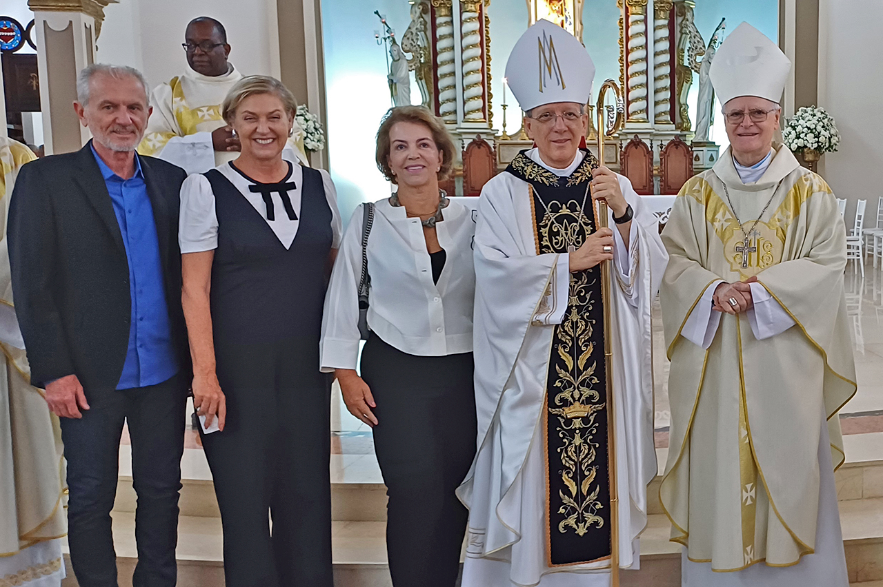 Prefeito, primeira-dama e vice-prefeita acompanham missa em homenagem a bispo diocesano
