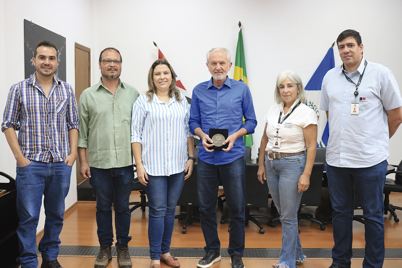 Prefeito recebe dirigentes da CATI e celebra premiação estadual