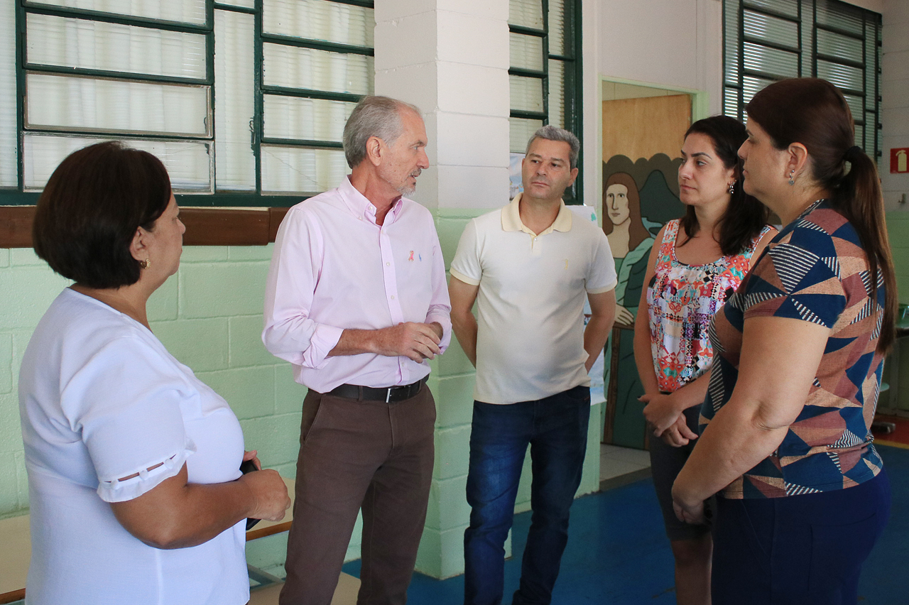 Prefeito visita Emeief Prof.ª Clara Monzoni Lang