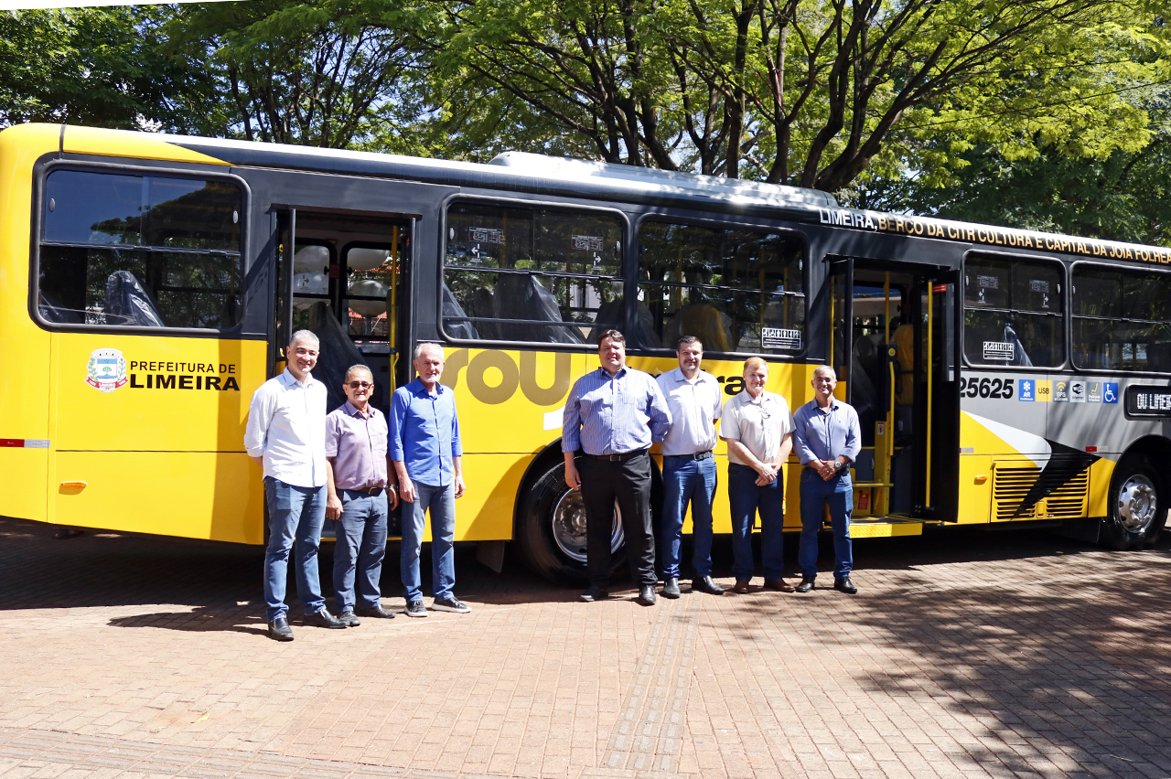 Novos ônibus são apresentados à população em Limeira