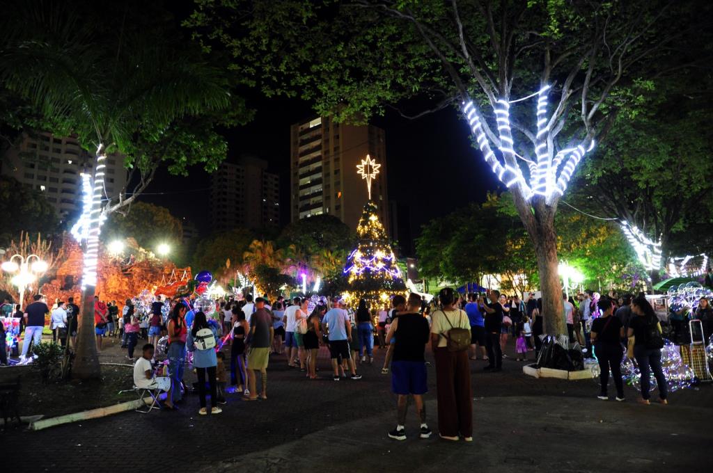 Abertura do Natal Pela Paz 2025 reúne famílias e inaugura iluminação festiva da Praça Toledo Barros